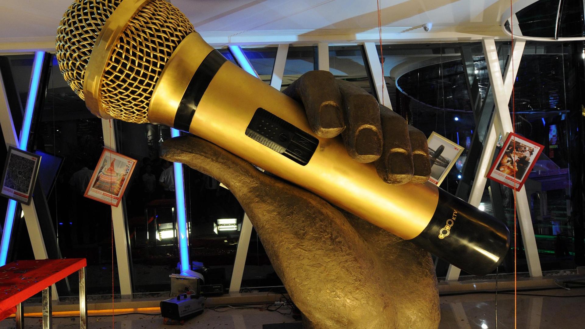 Ein überdimensionales Mikrofon mit einem Durchmesser von 0,8 Metern und einer Länge von 2,8 Metern steht in einem Karaoke Club in Urumqi, in der Hauptstadt des Uigurischen Autonomen Gebietes Xinjiang in China. Aufgenommen am 25. September 2011.