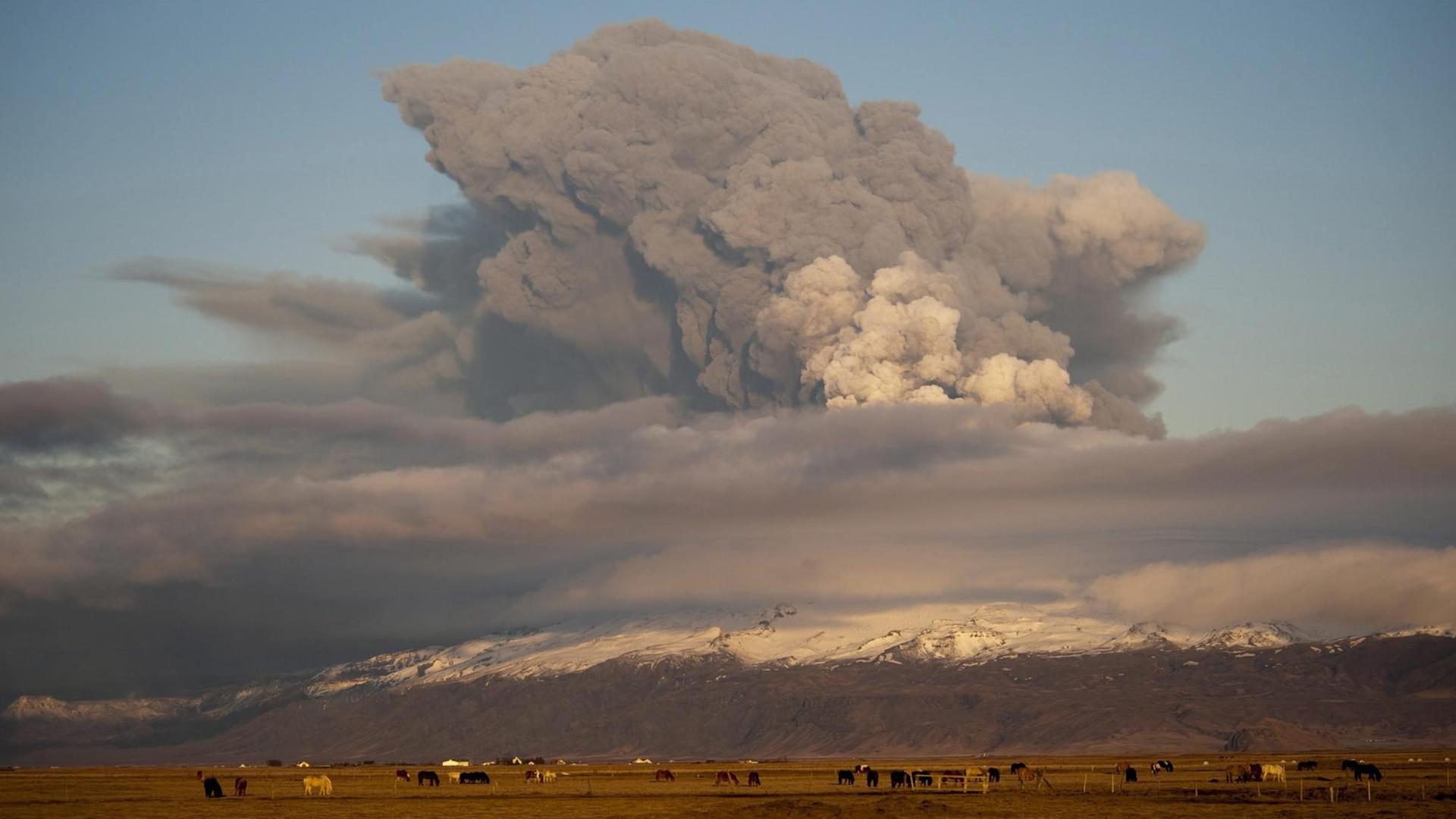 Der Vulkan Eyjafjallajökull und eine riesige Aschewolke