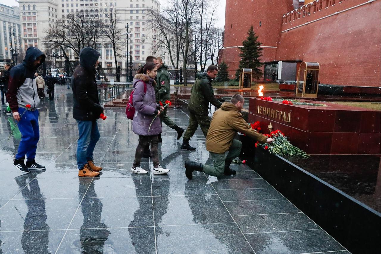Nach der Explosion in der U-Bahn von St. Petersburg legen Menschen in Moskau Blumen nieder.