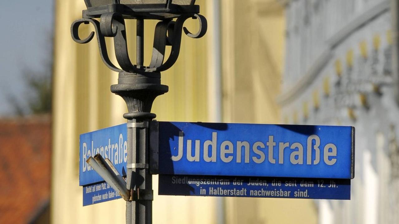 Straßenschild "Judenstraße" an einer alten Laterne in Halberstadt