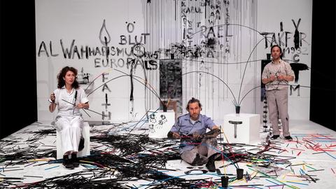 Eine Szene aus Hans-Werner Kroesinger & Regine Duras "Schwarze Ernte" am Berliner HAU