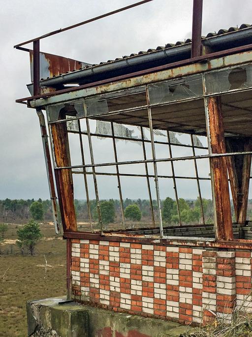 Eine Aussichtsplattform, halb zerfallen, und Blick auf das sogenannte Bombodrom, einen der größten Übungsplätzee der sowjetischen Luftwaffe