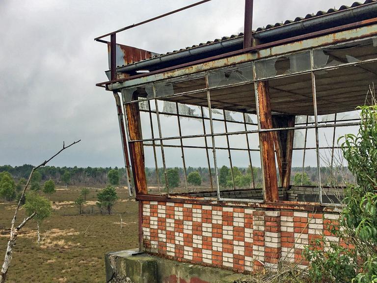 Eine Aussichtsplattform, halb zerfallen, und Blick auf das sogenannte Bombodrom, einen der größten Übungsplätzee der sowjetischen Luftwaffe