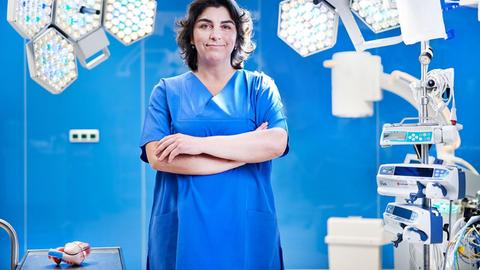 Porträt der Herzchirurgin Dilek Gürsoy im OP Saal.