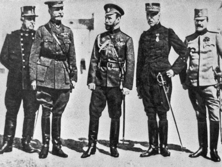 Der russische Zar Nicolaus II. mit Repräsentanten anderer Länder, die am Ersten Weltkrieg beteiligt waren.