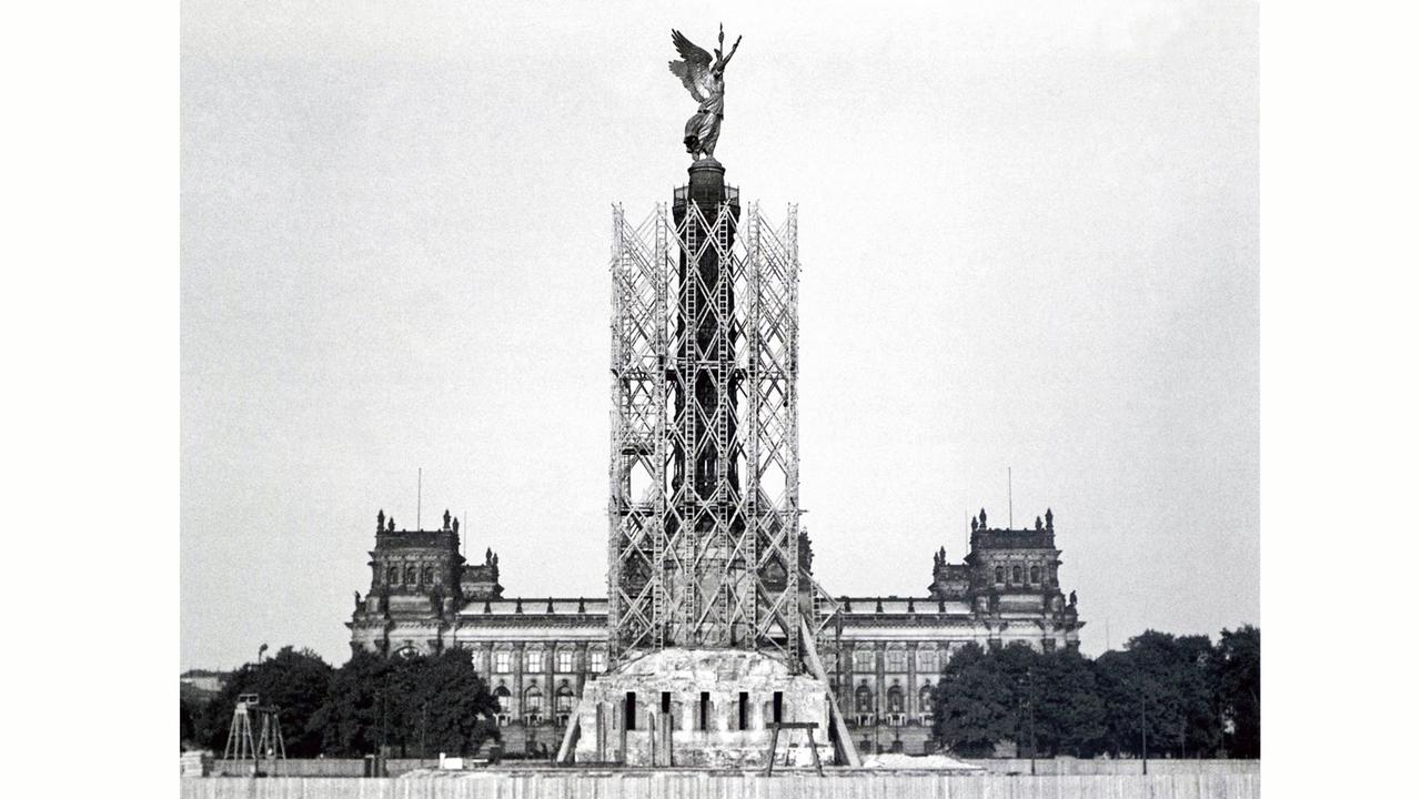 Dieses Foto zeigt die Siegessäule als sie noch in Berlin vor dem Reichstag stand.
