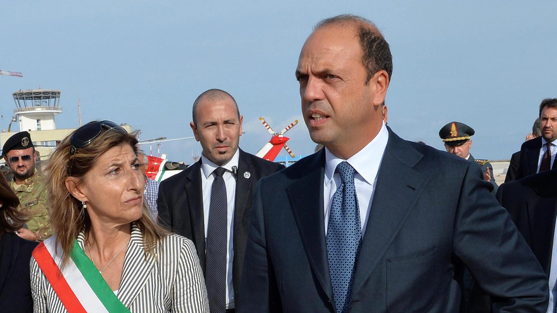 Italiens Innenminister, Angelino Alfano (r.) und Lampedusas Bürgermeistern Giusy Nicolini am Lampedusa Flughafen, Italien 03 Oktober 2013.