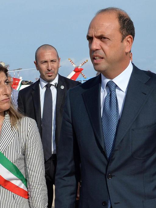 Italiens Innenminister, Angelino Alfano (r.) und Lampedusas Bürgermeistern Giusy Nicolini am Lampedusa Flughafen, Italien 03 Oktober 2013.