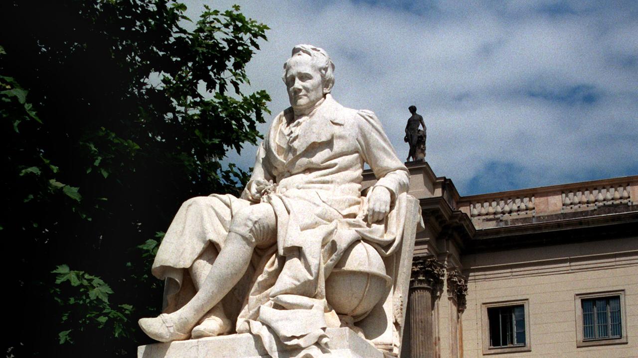 Das Denkmal Alexander von Humboldts auf der Straße Unter den Linden in Berlin vor der Humboldt-Universität.