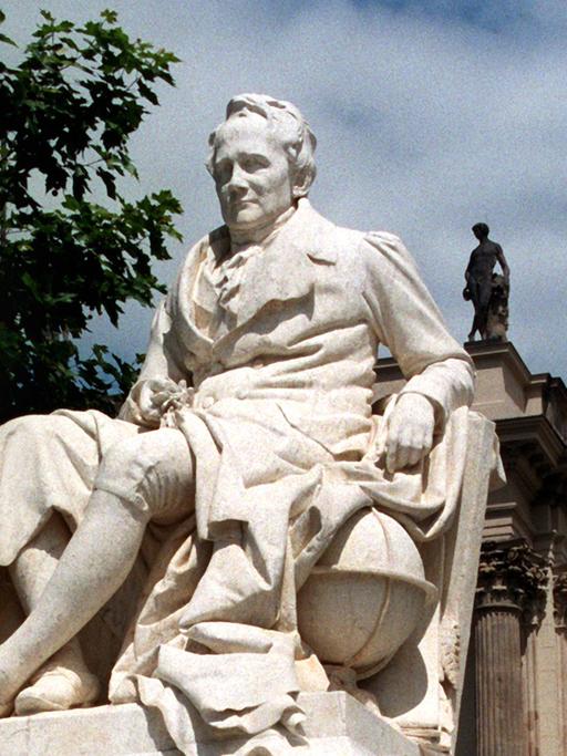 Das Denkmal Alexander von Humboldts auf der Straße Unter den Linden in Berlin vor der Humboldt-Universität, geschaffen um 1900 von R. Begas und M.P. Otto.