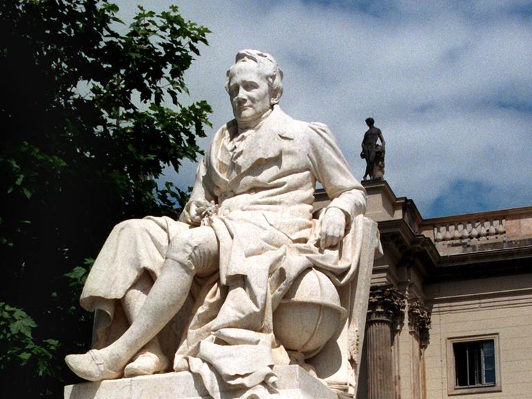 Das Denkmal Alexander von Humboldts auf der Straße Unter den Linden in Berlin vor der Humboldt-Universität, geschaffen um 1900 von R. Begas und M.P. Otto.