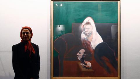 Eine Iranerin posiert für ein Foto neben einem Gemälde des irischen Malers Francis Bacon im Teheraner Museum für Zeitgenössische Kunst