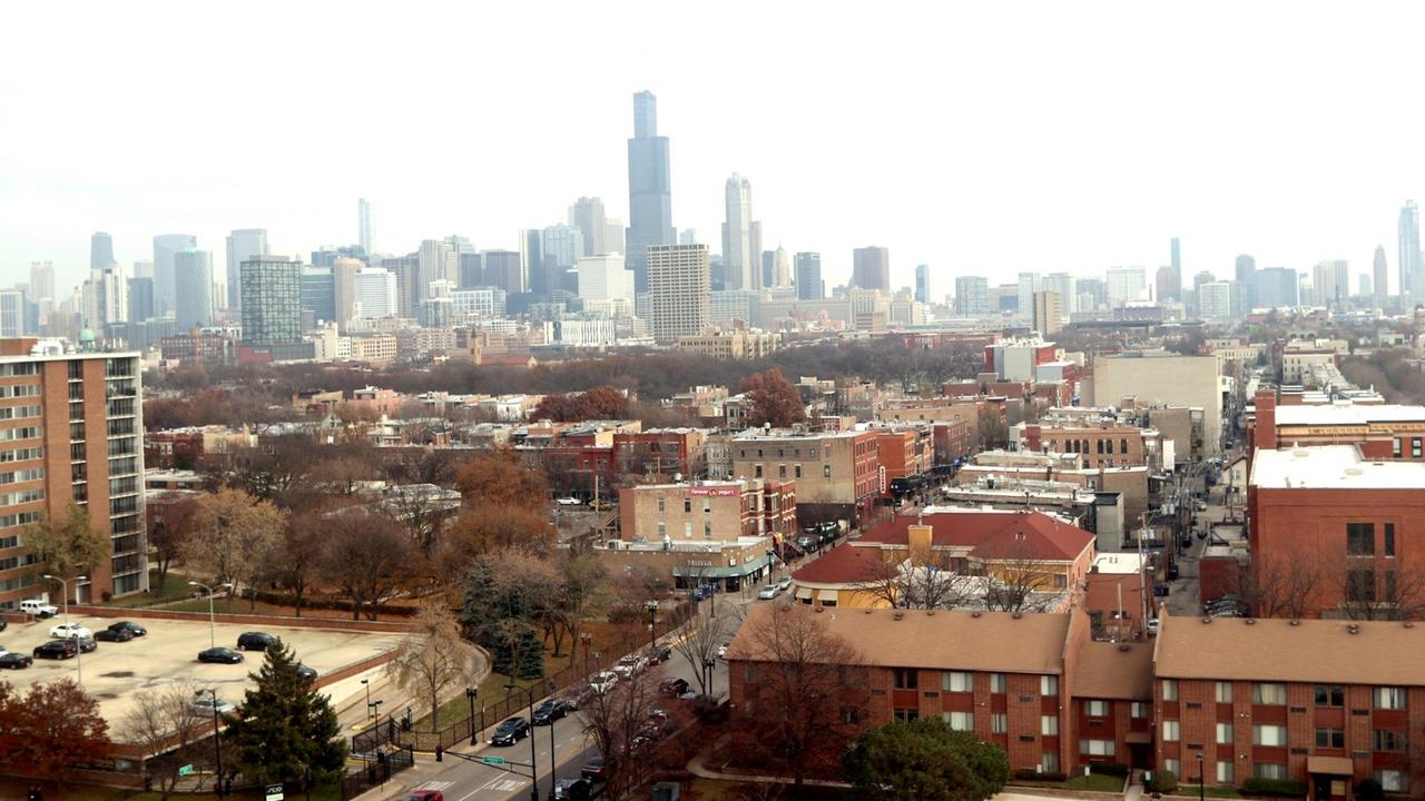 Blick auf Chicagos "South Side". Im Hintergrund sind die Hochhäuser von Chicagos Zentrum zu sehen.