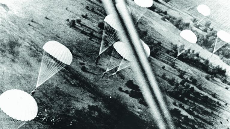 Eine historische Aufnahme von Fallschirmjägern beim "Sprung in die Festung Holland" im Mai 1940