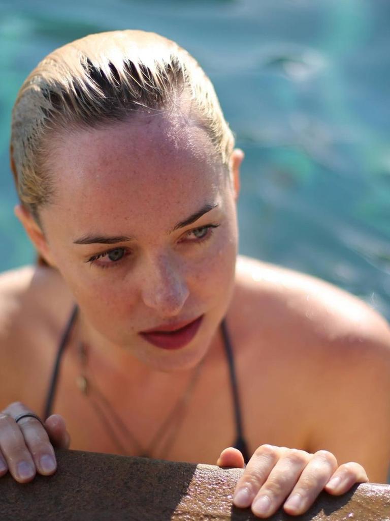 Harrys Tochter Penny (gespielt von Dakota Johnson) im Pool der Villa