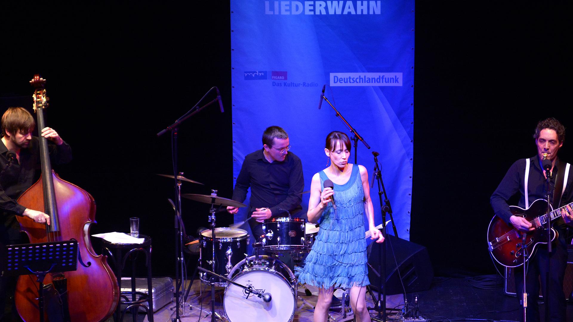 Die Chansonette Bérangère Palix beim Theaterkahn im Liederwahn am 6.3.2015. Die Chansonette Bérangère Palix beim Theaterkahn im Liederwahn am 6.3.2015.