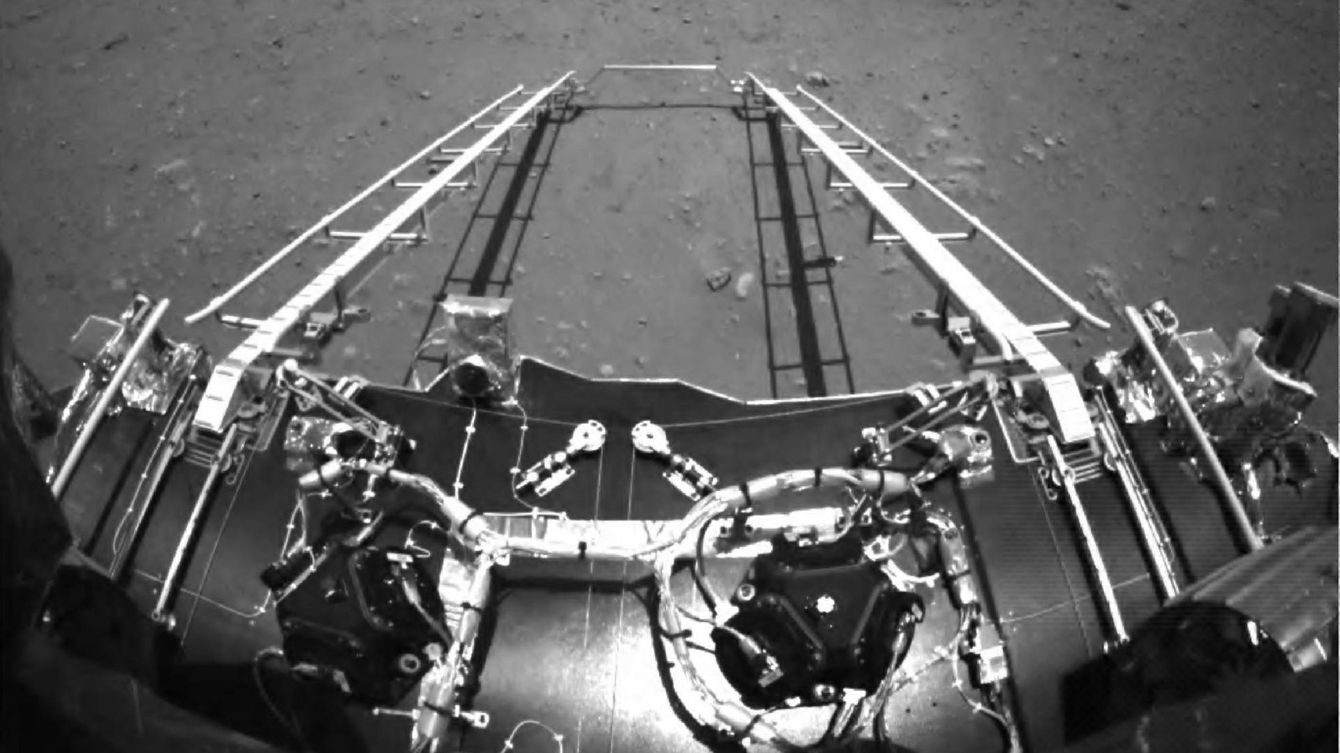 Das Bild hat der Rover vom Mars auf die Erde geschickt. 