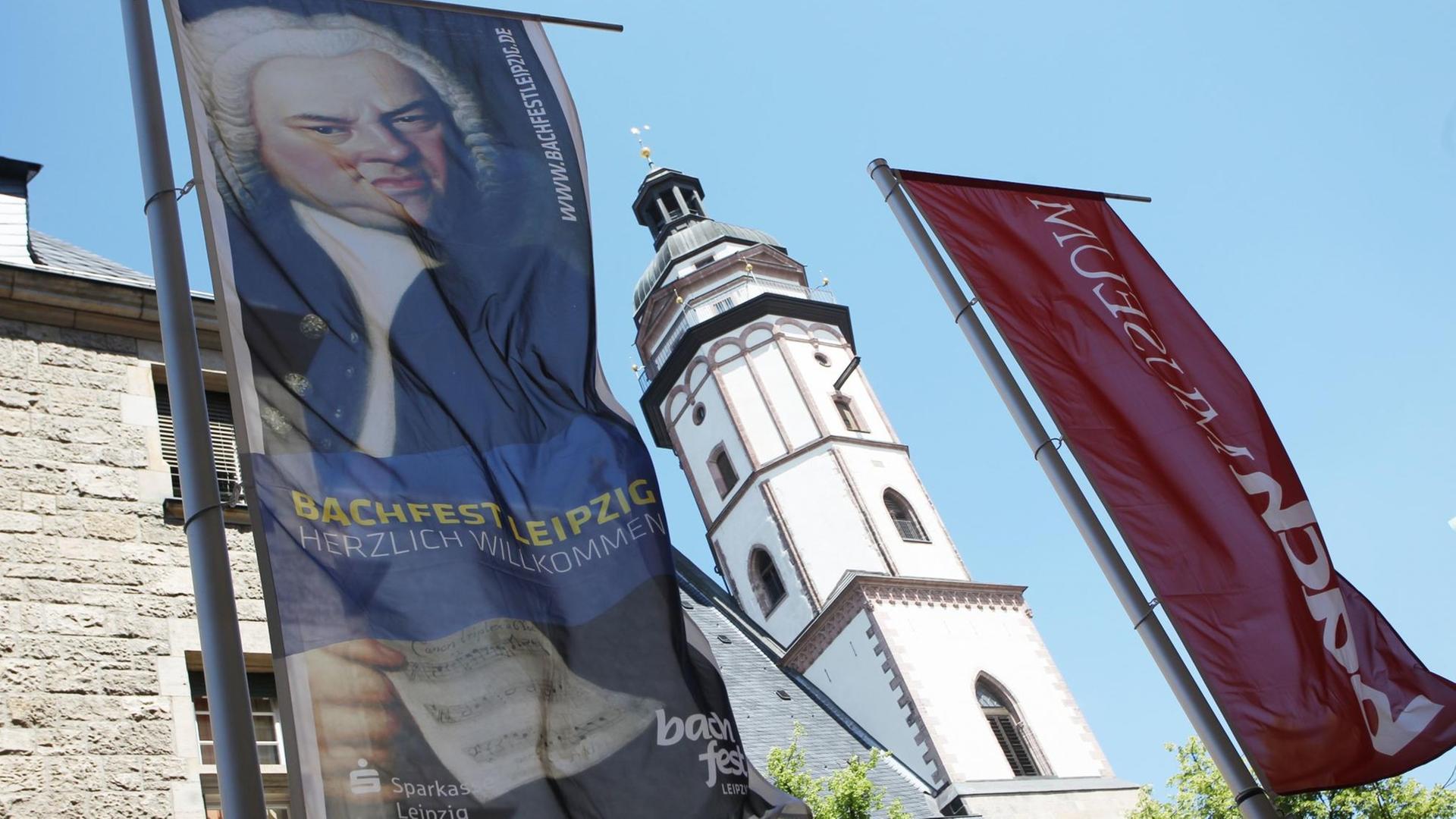 Fahnen zum Bachfest wehen in Leipzig am Thomaskirchhof. Fahnen zum Bachfest wehen in Leipzig am Thomaskirchhof.