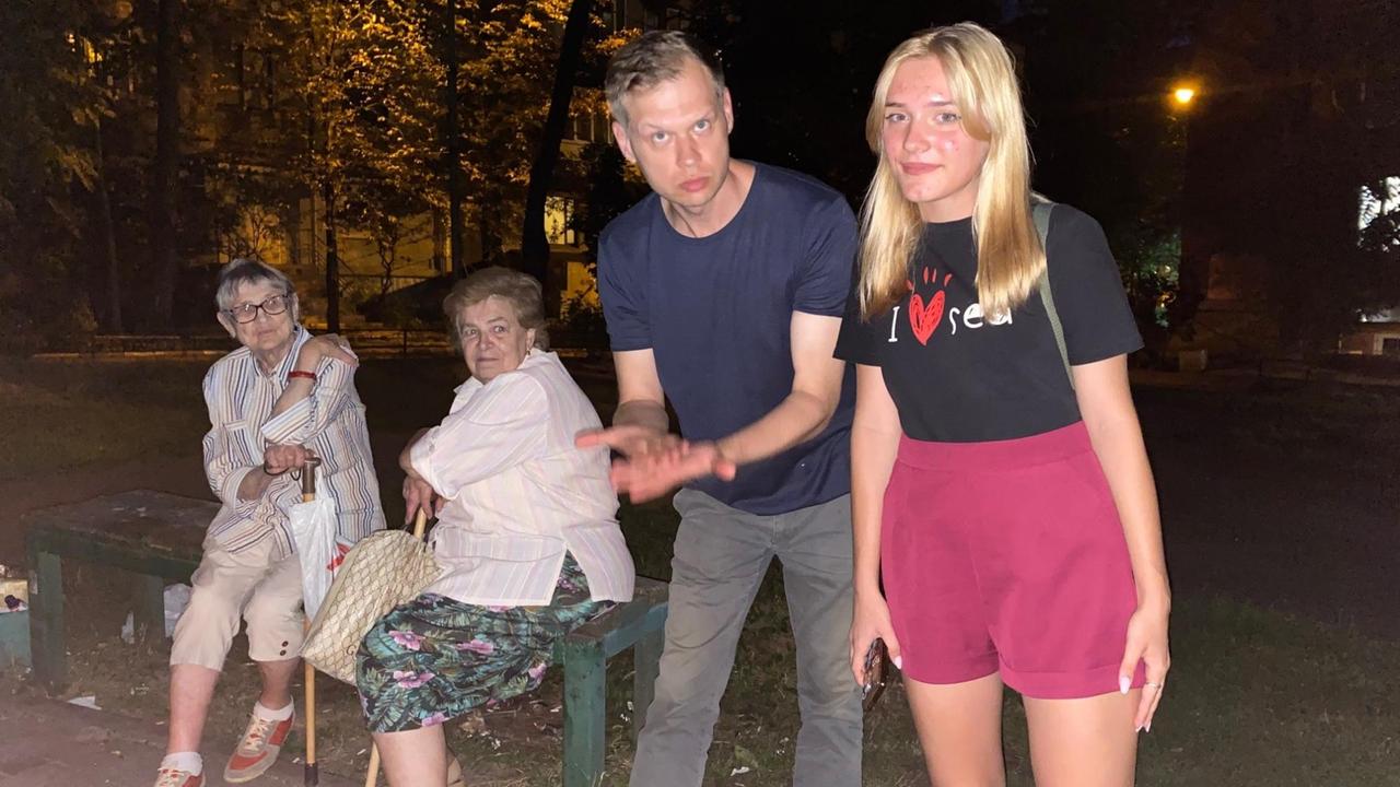 Zwei Rentnerinnen auf einer Parkbank und daneben ein jüngerer Mann und eine Frau aus der LGBT-Bewegung in der ukrainischen Stadt Saporischschja.