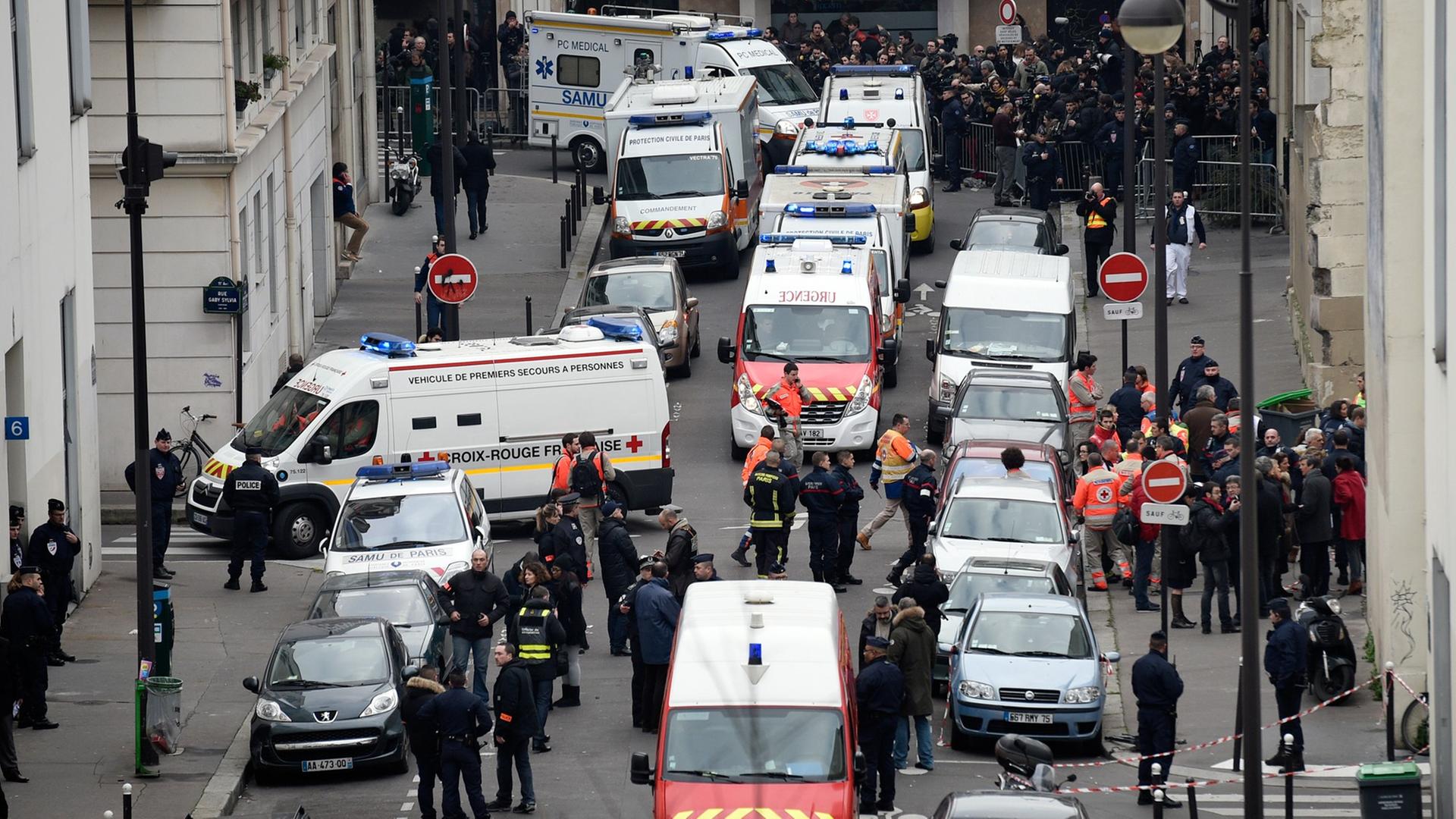Zahlreiche Rettungskräfte und Polizisten vor dem Redaktionsgebäude von "Charlie Hebdo".