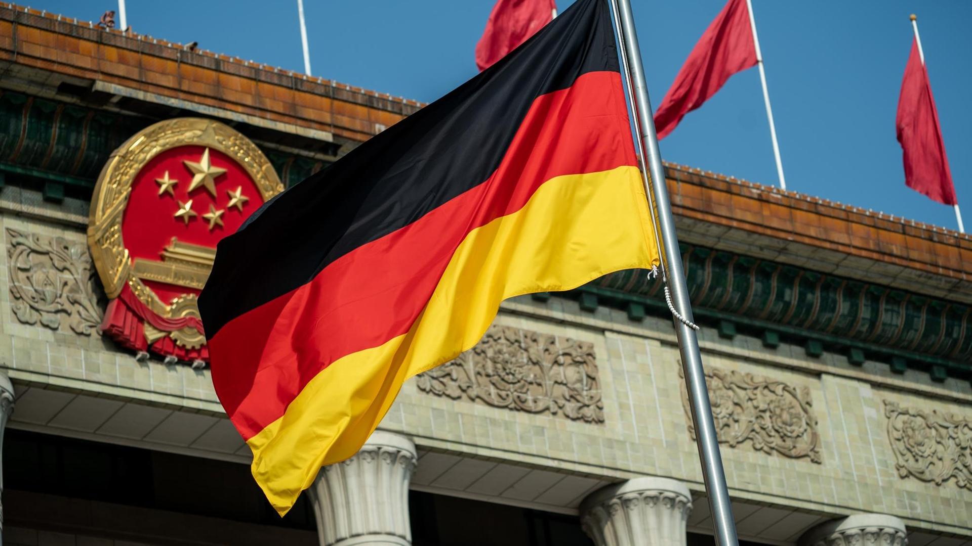 Eine deutsche Fahne weht vor der Großen Halle des Volkes in Peking.