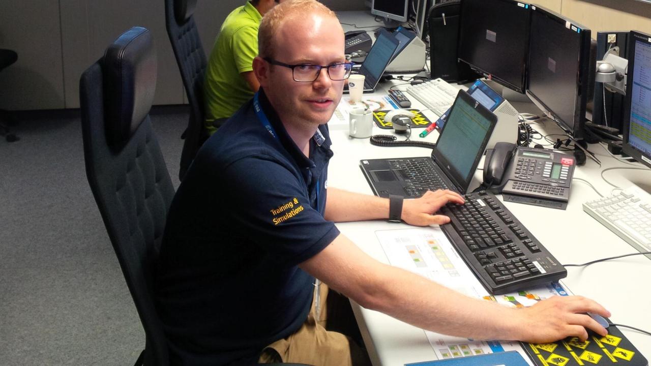 Der 26 Jahre alte Brite Jamie Salt an seinem Arbeitsplatz in einem Kontrollraum der Europäischen Raumfahrtagentur ESA in Darmstadt.