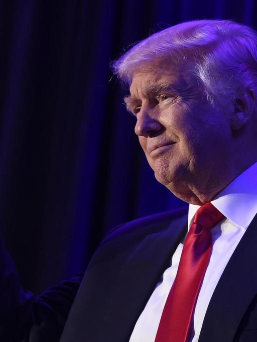 Donald Trump betritt nach seinem Wahlsieg die Bühne im New York Hilton Midtown in New York