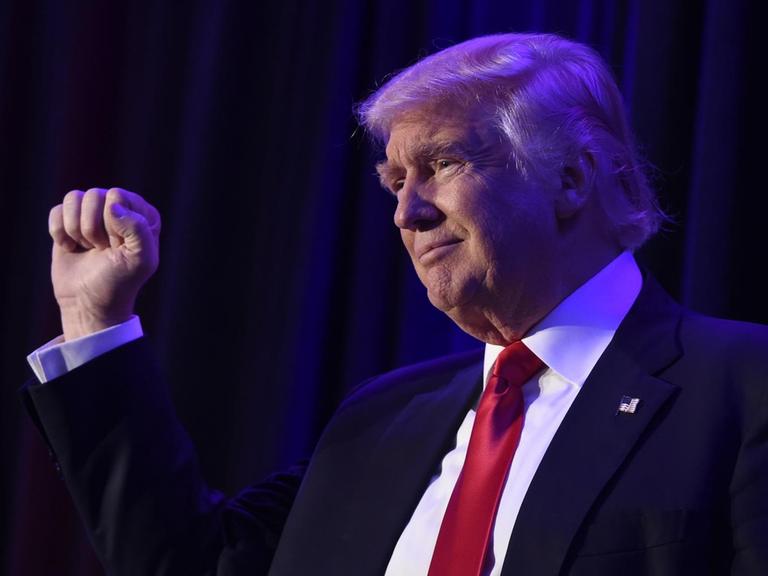 Donald Trump betritt nach seinem Wahlsieg die Bühne im New York Hilton Midtown in New York