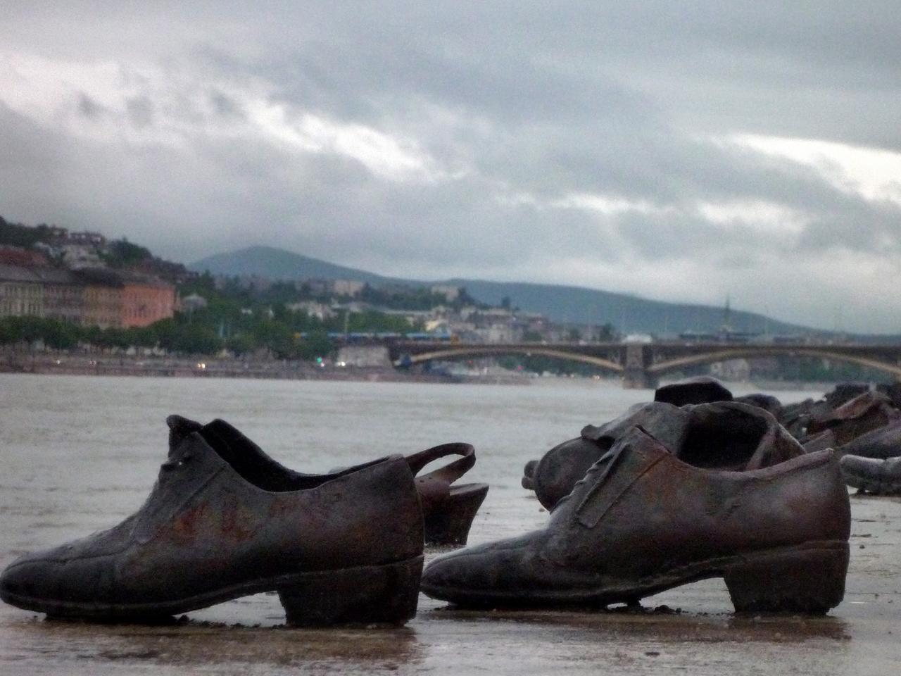 Mahnmal am Donau-Ufer in Budapest: Schuhe aus Metall erinnern an dort 1944 / 45 von Pfeilkreuzlern erschossene Juden, Aufnahme von 2010.