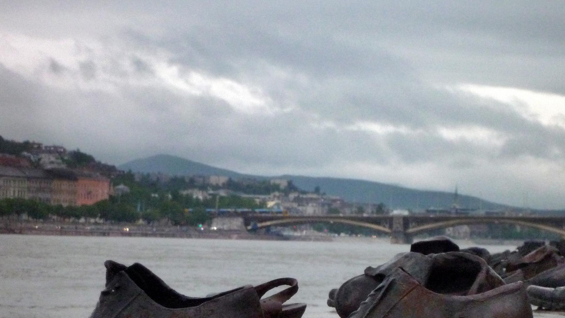 Mahnmal am Donau-Ufer in Budapest: Schuhe aus Metall erinnern an dort 1944 / 45 von Pfeilkreuzlern erschossene Juden, Aufnahme von 2010.