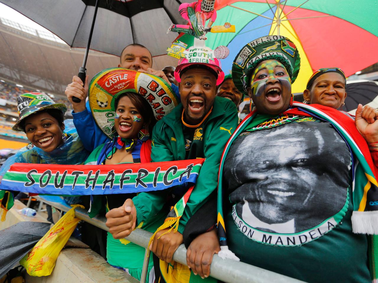 Fröhlich tanzende Südafrikaner nehmen Abschied vom verstorbenen Ex-Präsidenten Nelson Mandela