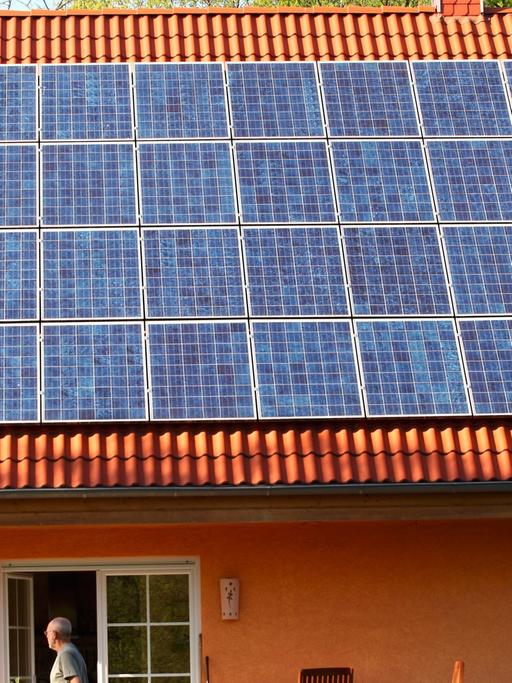 Solarzellen auf einem Dach.