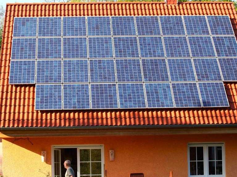 Solarzellen auf einem Dach.