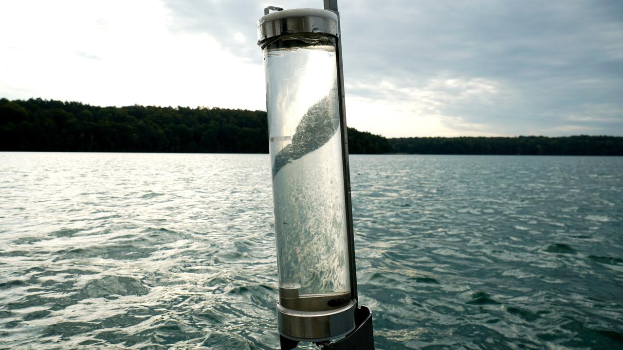 Ein mit Wasser gefüllter Glaszylinder. 