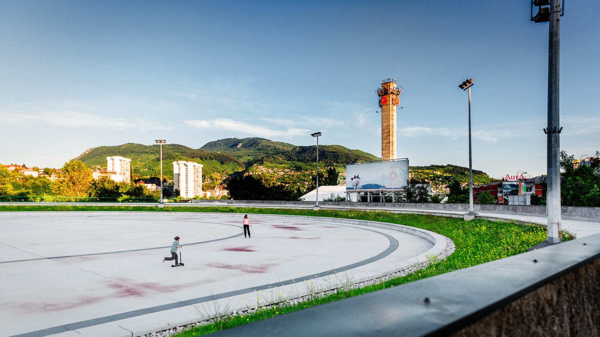 Blick auf die ehemalige Eisschnellbahn auf dem Dach der Zetra-Arena in Sarajevo. Die Zetra-Halle wurde 1999 renoviert.