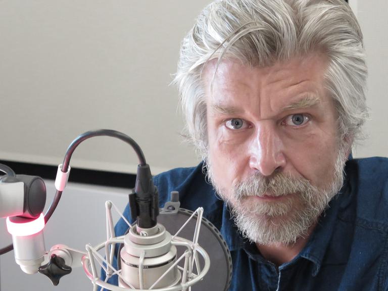 Der Autor Karl Ove Knausgård im Studio von Deutschlandfunk Kultur
