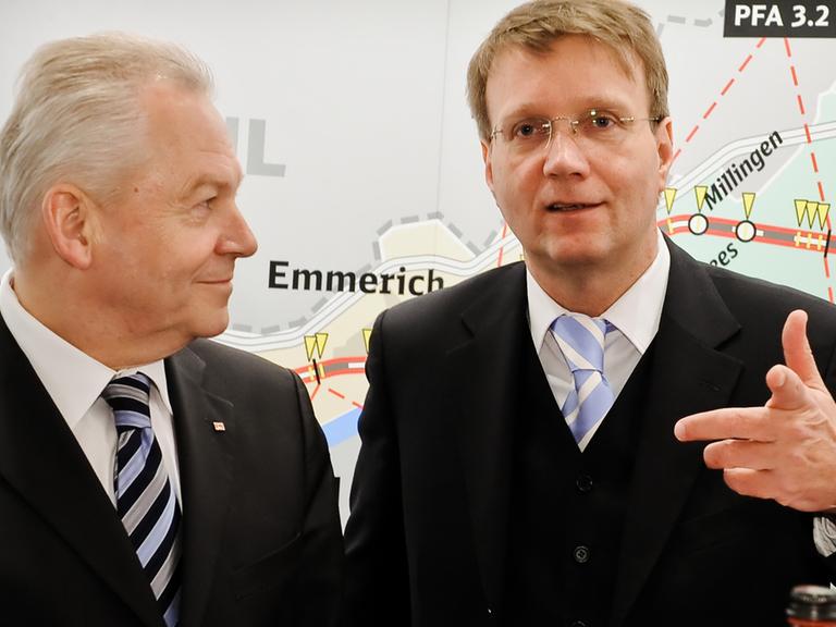Bahnchef Rüdiger Grube und der damalige Kanzleramtsminister Ronald Pofalla stehen vor einer Karte mit Bahnstrecken