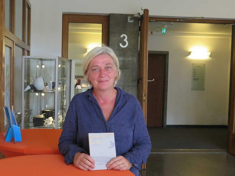 Die Lyrikerin Orsolya Kalász war im Rahmen des Lyriksommers zu Gast bei Deutschlandradio Kultur. Sie dichtet auf Deutsch und Ungarisch.