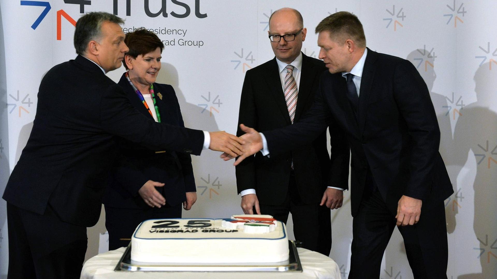Ungarns Premierminister Viktor Orban mit seiner polnischen Kollegin Beata Szydlo sowie den tschechischen und slowakischen Kollegen Bohuslav Sobotka und Robert Fico (von l. nach r.).