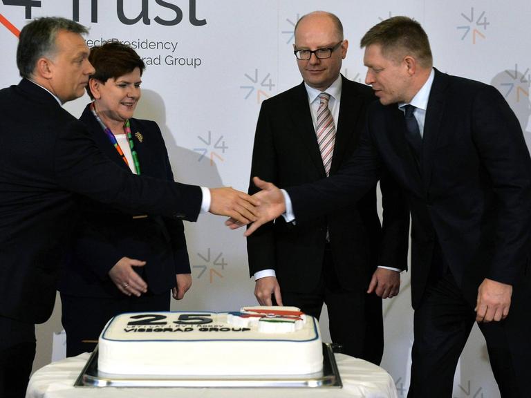 Ungarns Premierminister Viktor Orban mit seiner polnischen Kollegin Beata Szydlo sowie den tschechischen und slowakischen Kollegen Bohuslav Sobotka und Robert Fico (von l. nach r.).