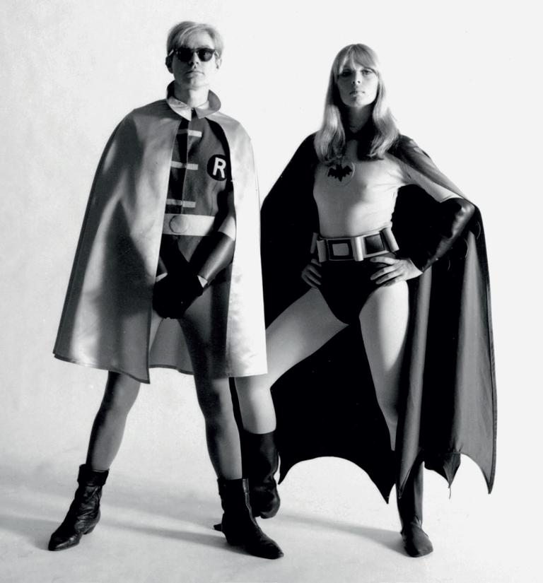 Nico und Andy Warhol verkleidet mit Umhängen als Batman und Robin, 1967. Aus dem Buch "NICO" von Starfruit Publications.
