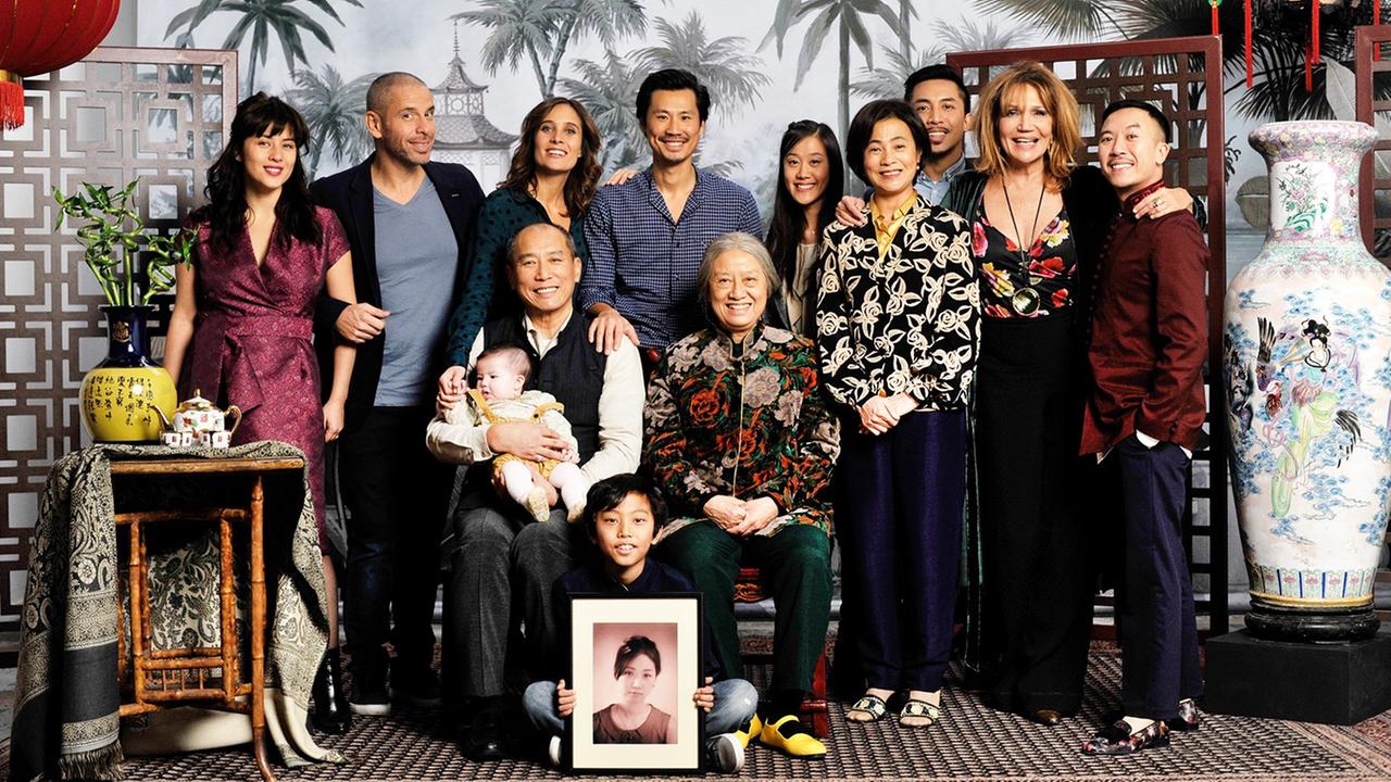 Das Gruppefoto zeigt die Mitglieder der Familie von François, einem jungen französisch-chinesischen Fotografen. Im Bildvordergrund: sein Vater mit François' neugeborenem Kind.