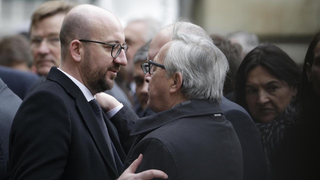 Der belgische Regierungschef Charles Michel und EU-Kommissionspräsident Jean-Claude Juncker bei einer Trauerzeremonie zu den Anschlägen in Brüssel am 24.03.2016.