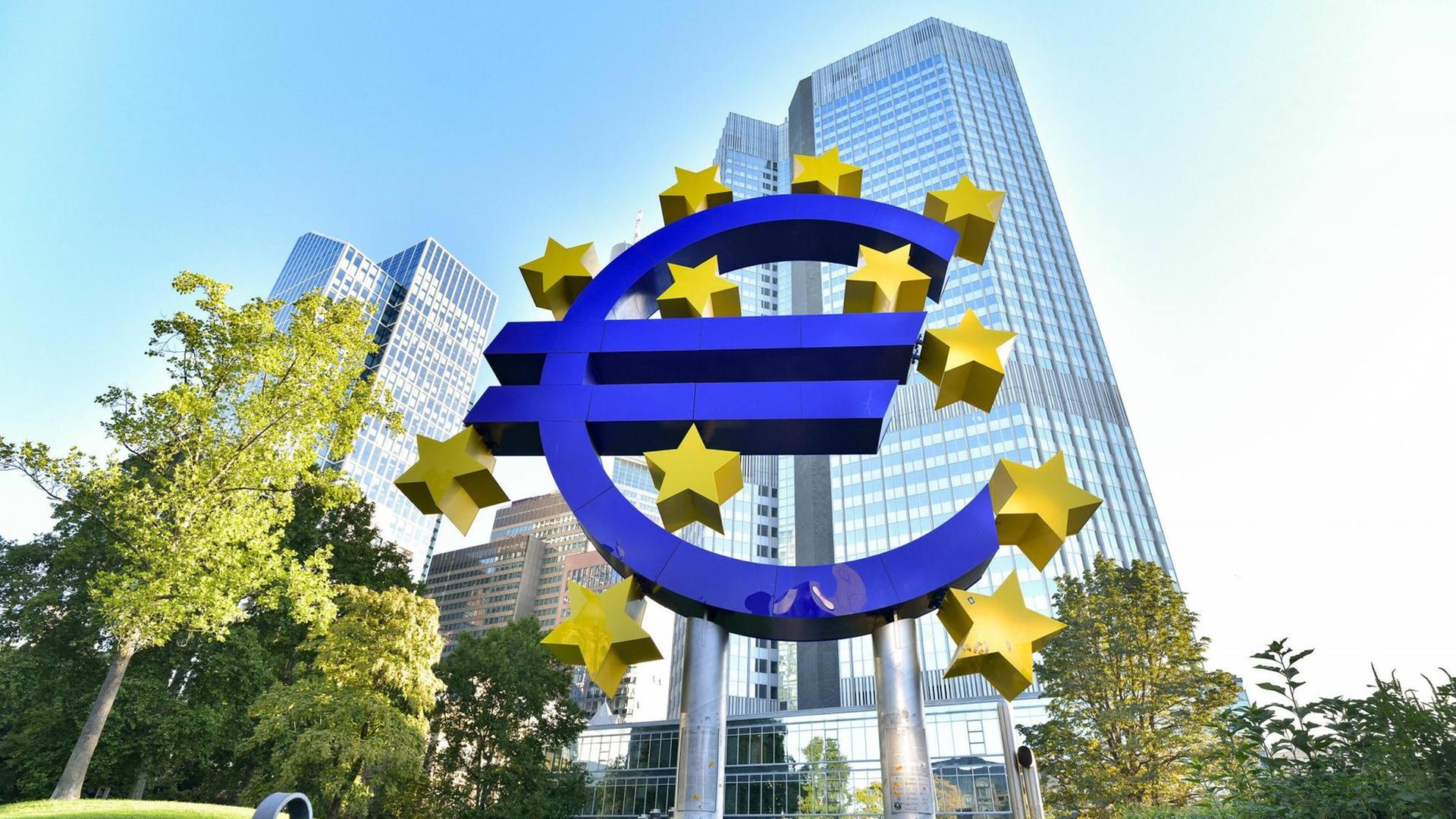 Das Gebäude der Europäische Zentralbank mit dem Symbol des Euro davor in Frankfurt am Main