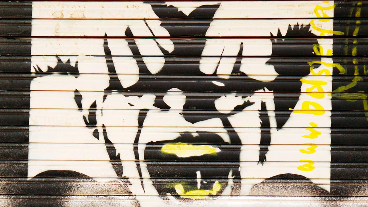 Ein Motiv des Street-Art-Künstlers "Alias" - Ein junger Mann schreit und hält sich die Fäuste vor die Augen, aufgenommen 2011 in Berlin im Bezirk Friedrichshain.