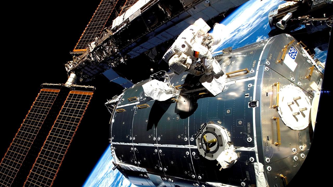 Während der Amtszeit von Reimar Lüst entschied die ESA, sich mit dem Raumlabor Columbus (hier bei der Montage 2008) an der Internationalen Raumstation zu beteiligen Während der Amtszeit von Reimar Lüst entschied die ESA, sich mit dem Raumlabor Columbus (hier bei der Montage 2008) an der Internationalen Raumstation zu beteiligen