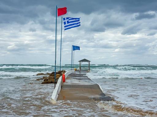 Ein Sturm hat das Mittelmeer vor Malia im Norden von Kreta aufgebraust.