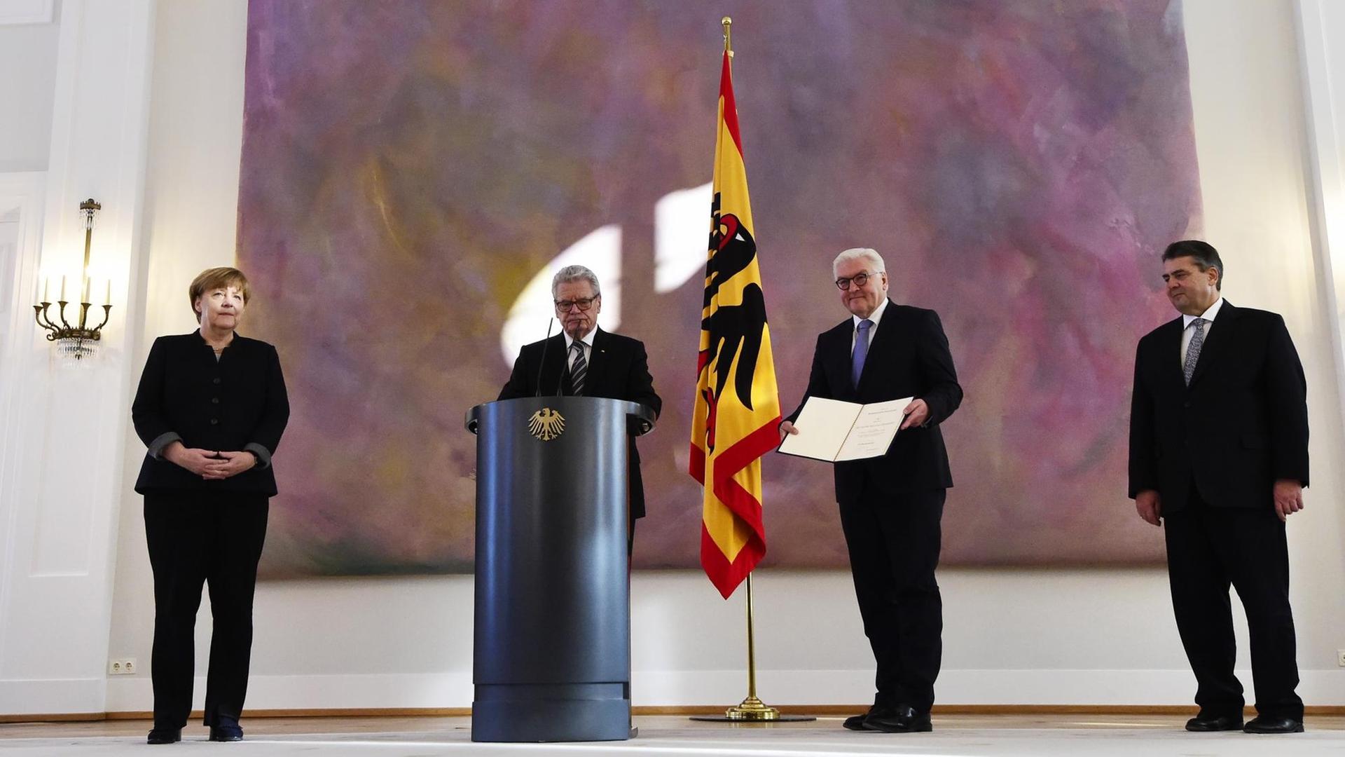 Bundeskanzlerin Angela Merkel (CDU), Bundespräsident Joachim Gauck, der neue Außenminister Sigmar Gabriel und sein Vorgänger Frank-Walter Steinmeier im Schloss Bellevue.