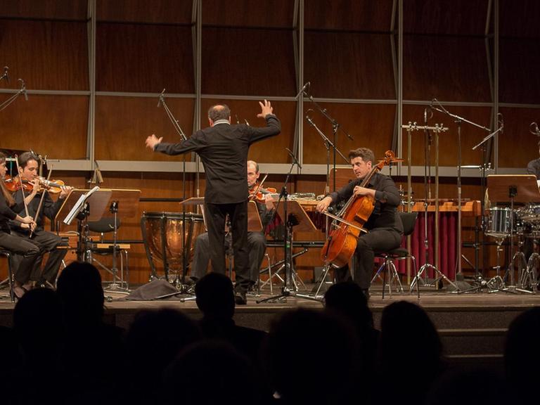 Ansamblul Profil mit Dirigent Dan dediu am Pult im Kammermusiksaal beim Konzert