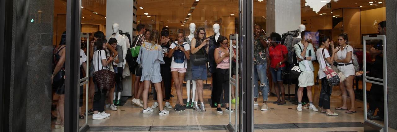 Menschen suchen in einem Geschäft in Barcelona Zuflucht.
